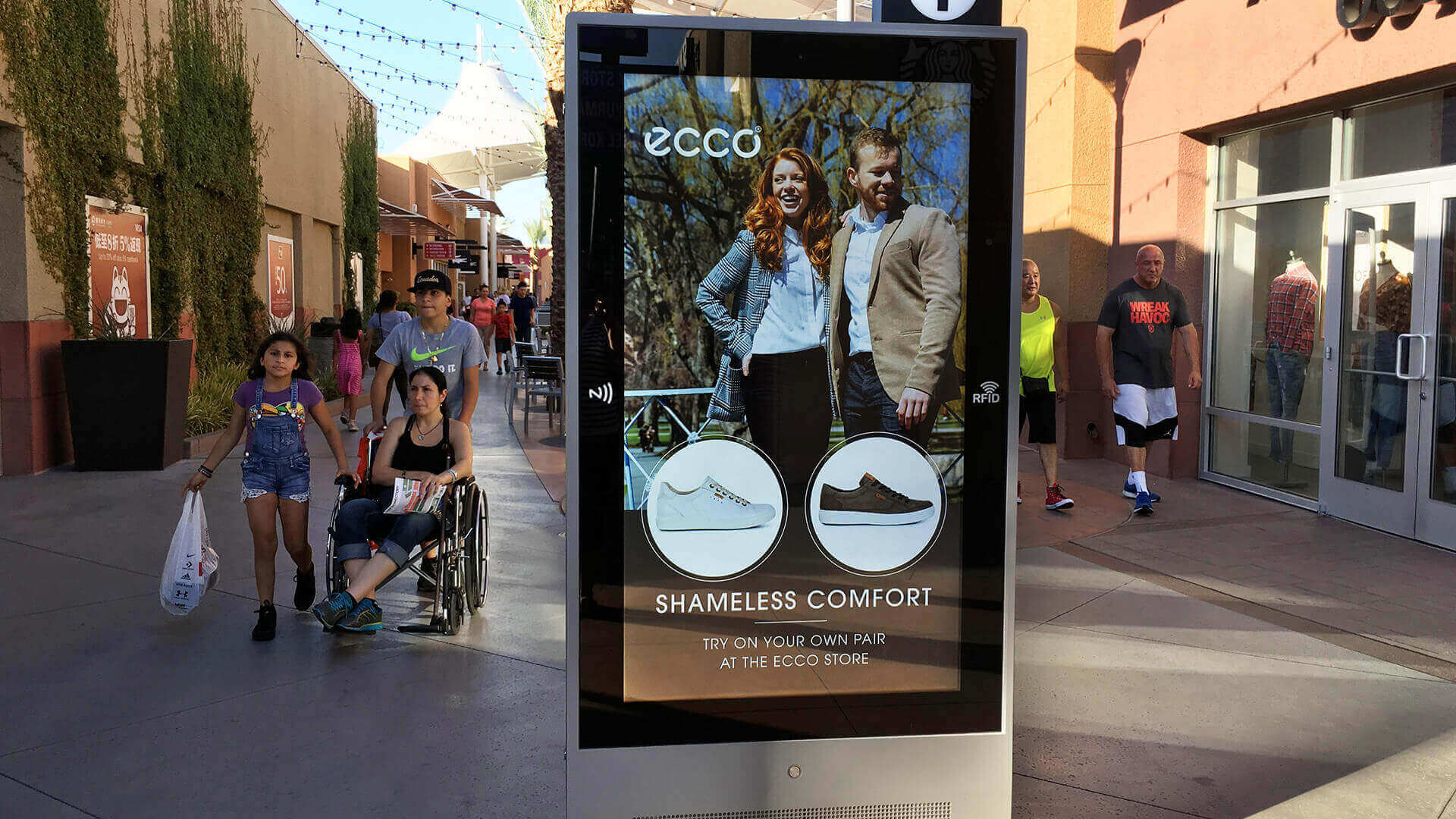 Outdoor mall point-of-purchase DOOH screen